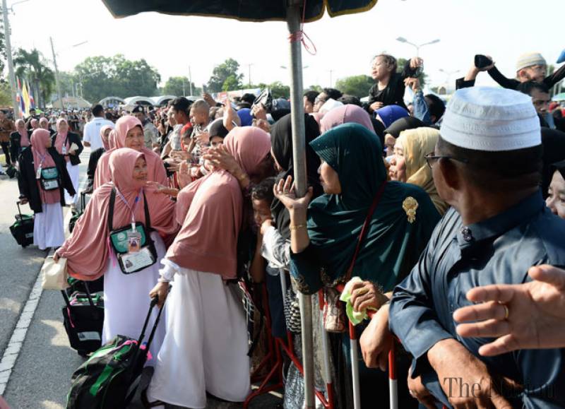 Keluarga Lepas Keberangkatan Para Calon Haji Thailand